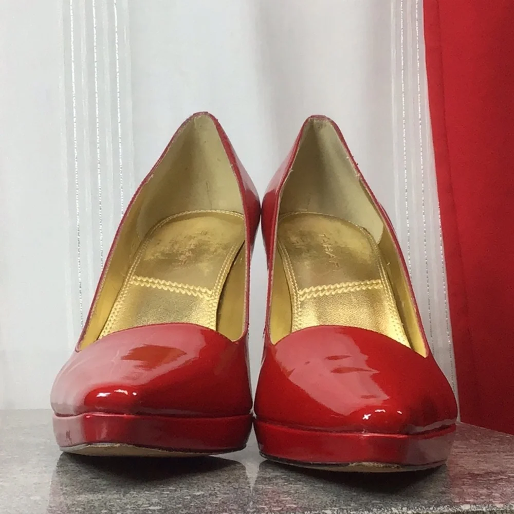 ♥️ Tahari Colby Red Patent Leather Point Toe Platform Heels Sz.8 - Picture 10 of 11